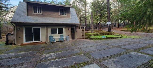 3033 Granite Hill Rd in Grants Pass, OR - Building Photo - Building Photo