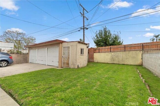 6822 S Van Ness Ave in Los Angeles, CA - Building Photo - Building Photo