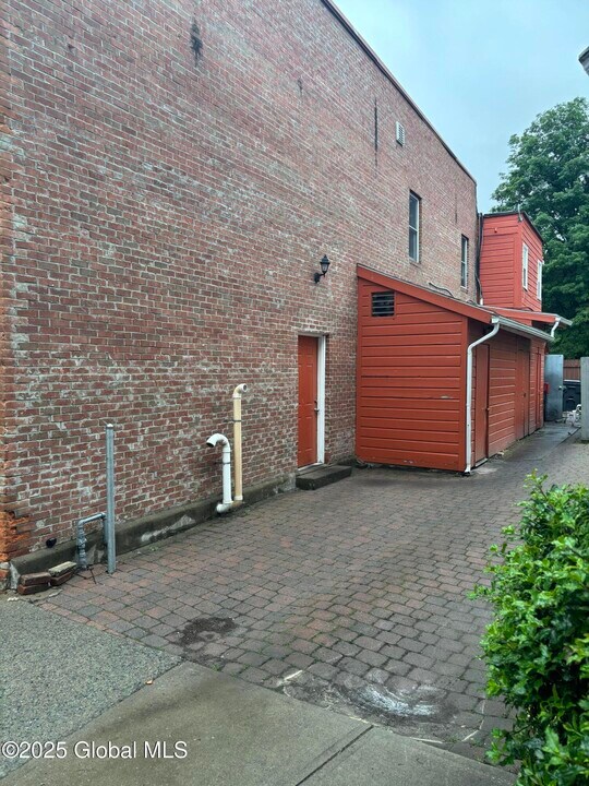 60 Court St in Saratoga Springs, NY - Building Photo