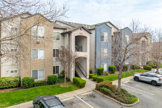 850 on the Avenue in West Sacramento, CA - Foto de edificio - Building Photo