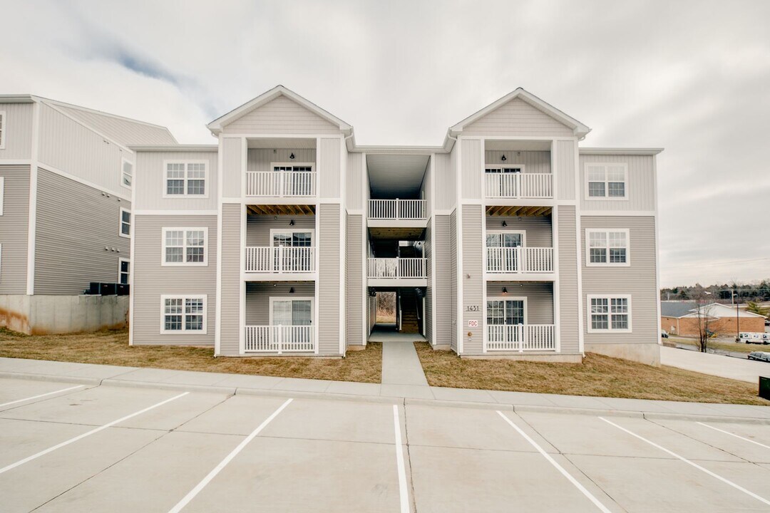 1431 Pk W Ct-Unit -Apt #100 in Imperial, MO - Building Photo