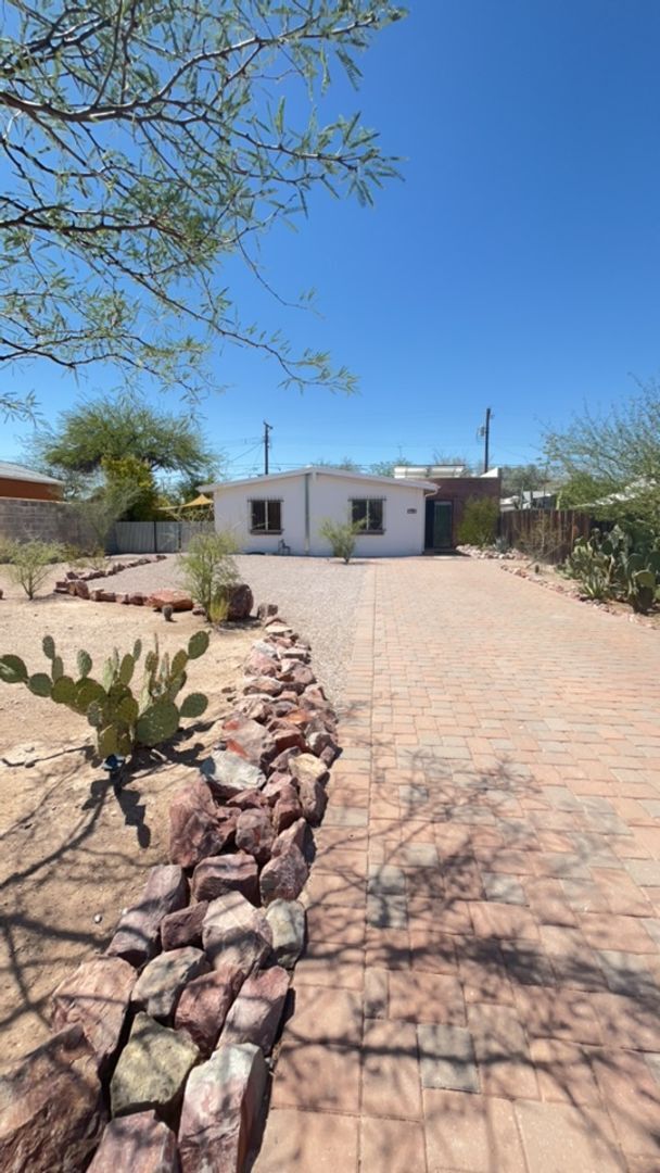 property at 1150 E Waverly St
