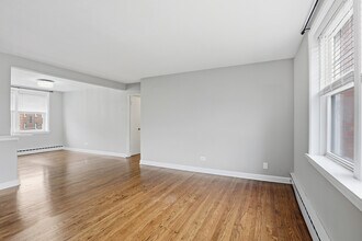 2412 W Farragut Ave in Chicago, IL - Building Photo - Building Photo