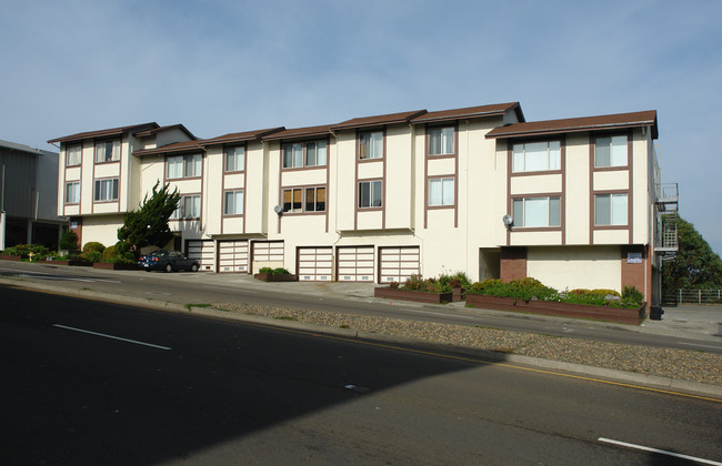 550 Clarinada Ave in Daly City, CA - Foto de edificio - Building Photo