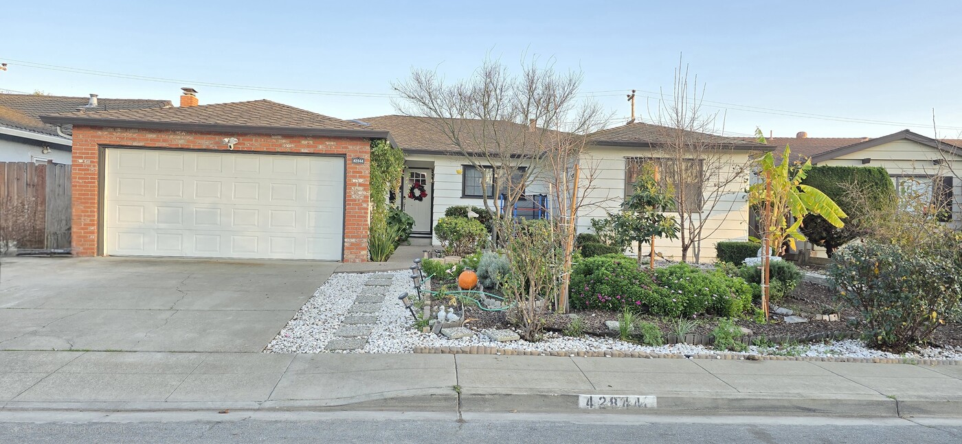 42844 Saratoga Park St in Fremont, CA - Building Photo