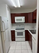 8045 NW 7th St-Unit -2105 in Miami, FL - Building Photo - Building Photo