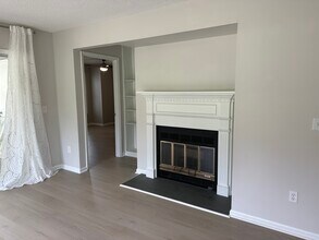 201 Oakwood Ct, Unit 201 in Winston-Salem, NC - Foto de edificio - Building Photo