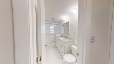 27 Arlington Rd, Unit #5 in Woburn, MA - Foto de edificio - Building Photo
