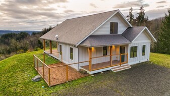 783 Wildwood Rd in Quilcene, WA - Foto de edificio - Building Photo