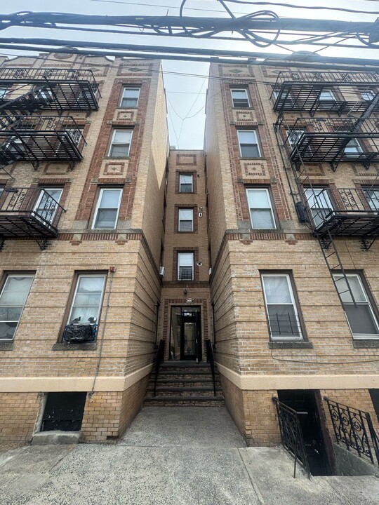 6208 Palisade Ave in West New York, NJ - Building Photo
