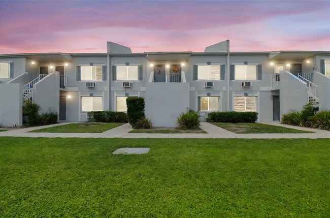 4127 Dolphin Dr in Tampa, FL - Building Photo - Building Photo