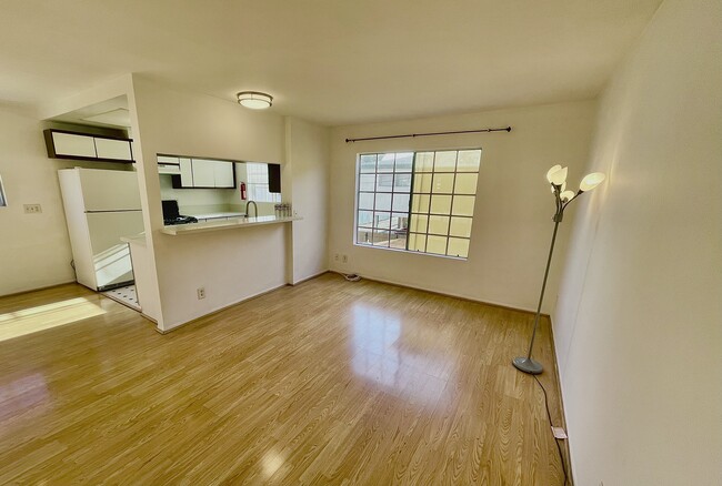 2456 Arizona Ave, Unit 4 in Santa Monica, CA - Building Photo - Building Photo