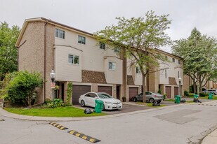 2340 Bromsgrove Rd in Mississauga, ON - Building Photo