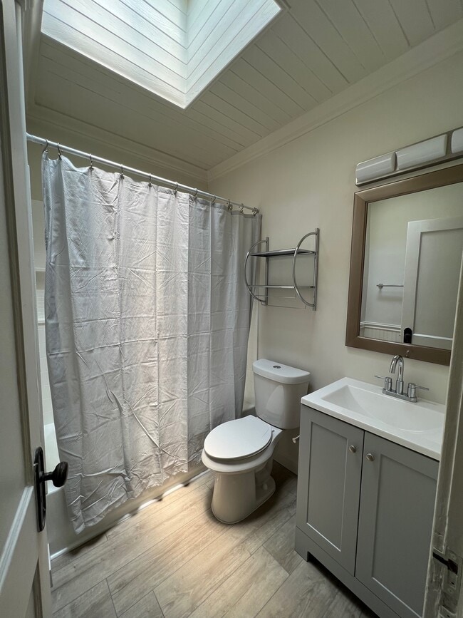 22940 Woodward Ave, Unit Apt B in Ferndale, MI - Foto de edificio - Building Photo