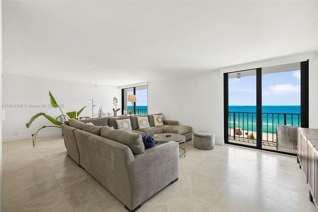 2625 Collins Ave, Unit 907 in Miami, FL - Foto de edificio - Building Photo