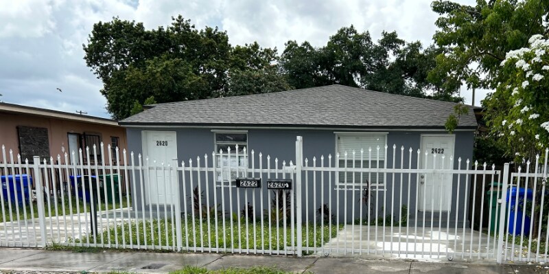 2620 NW 35th St in Miami, FL - Building Photo