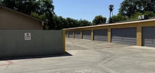 45 E Santa Ana Ave in Fresno, CA - Building Photo - Building Photo