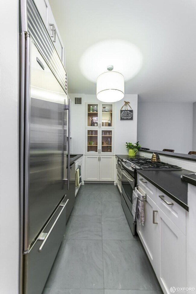 327 E 47th St in New York, NY - Building Photo - Building Photo
