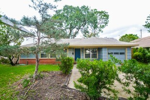 5227 Maple St in Bellaire, TX - Building Photo
