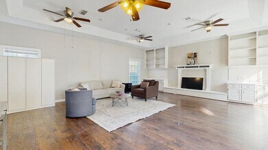 Charming Arlington residence offering spac in Arlington, TX - Foto de edificio - Building Photo