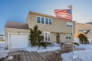 272 N Delaware Ave in Massapequa, NY - Building Photo