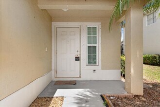 6289 Crescent Lake Way in Greenacres, FL - Foto de edificio - Building Photo