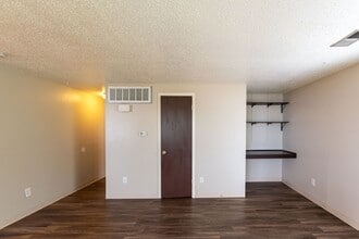 W. 46th Avenue in Wheat Ridge, CO - Foto de edificio - Interior Photo