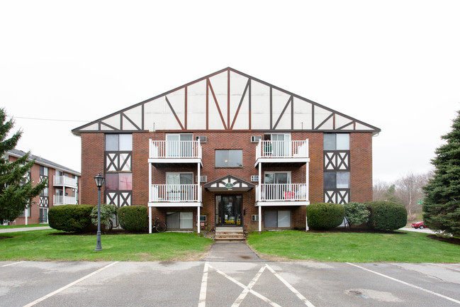 Hampton Arms Apartments in Hampton, NH - Building Photo - Building Photo