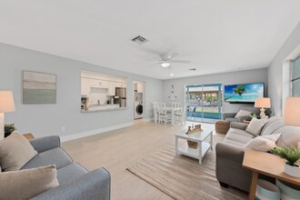 176 Trinidad St in Naples, FL - Foto de edificio - Building Photo