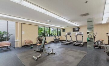 2131 Century Park Ln, Unit #218 in Los Angeles, CA - Foto de edificio - Building Photo