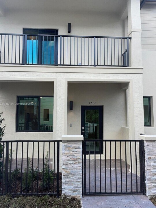 4612 NW 83rd Pkwy-Unit -4612 in Doral, FL - Building Photo