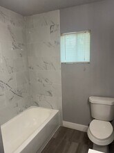 209 S 8th St in La Porte, TX - Foto de edificio - Building Photo