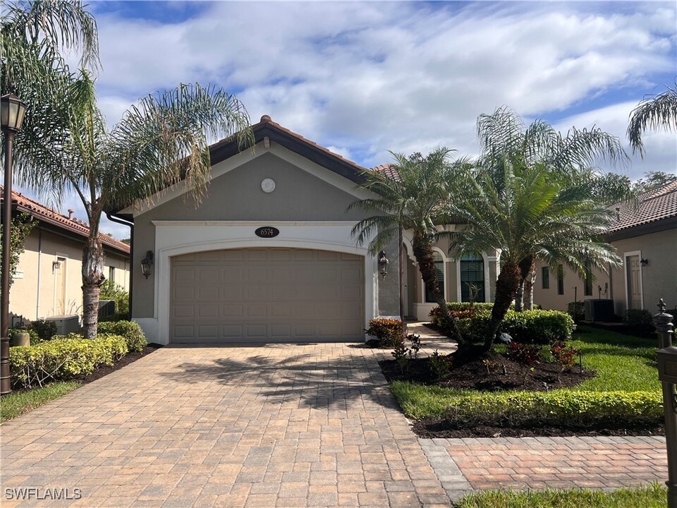 6574 Amarone Ln in Naples, FL - Foto de edificio