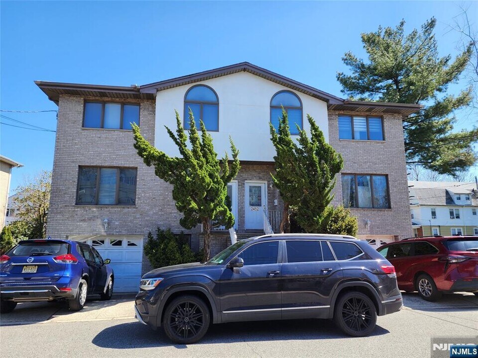 2452 6th St in Fort Lee, NJ - Building Photo