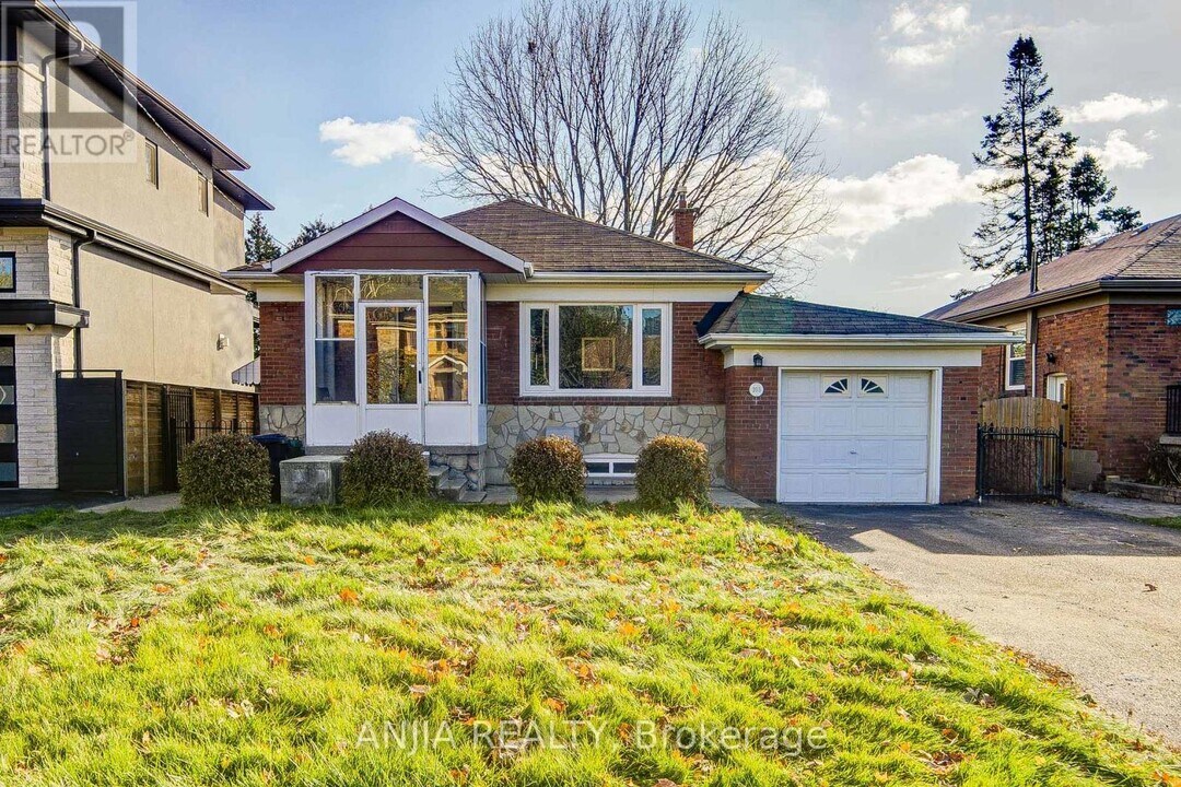 203 Van Dusen Blvd in Toronto, ON - Building Photo