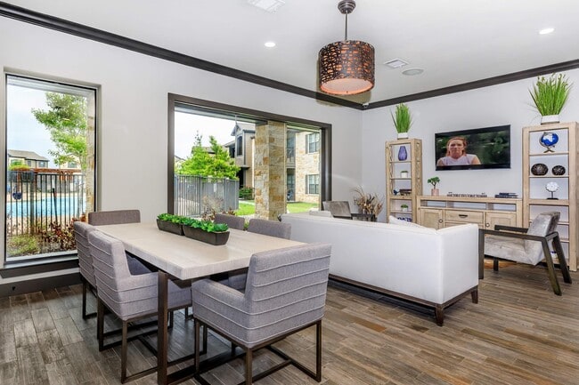 Town Creek Village Apartments in Montgomery, TX - Foto de edificio - Building Photo