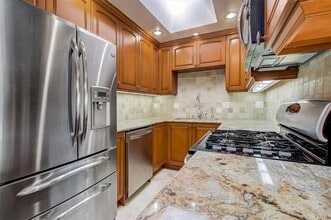 1331 N Lincoln St in Burbank, CA - Building Photo - Building Photo