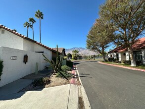 2350 E Miramonte Cir in Palm Springs, CA - Foto de edificio - Building Photo