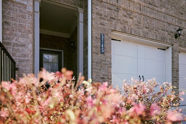 5745 Rocky Falls Rd in Suwanee, GA - Building Photo - Building Photo
