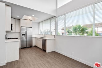 1117 S Bronson Ave in Los Angeles, CA - Building Photo - Building Photo