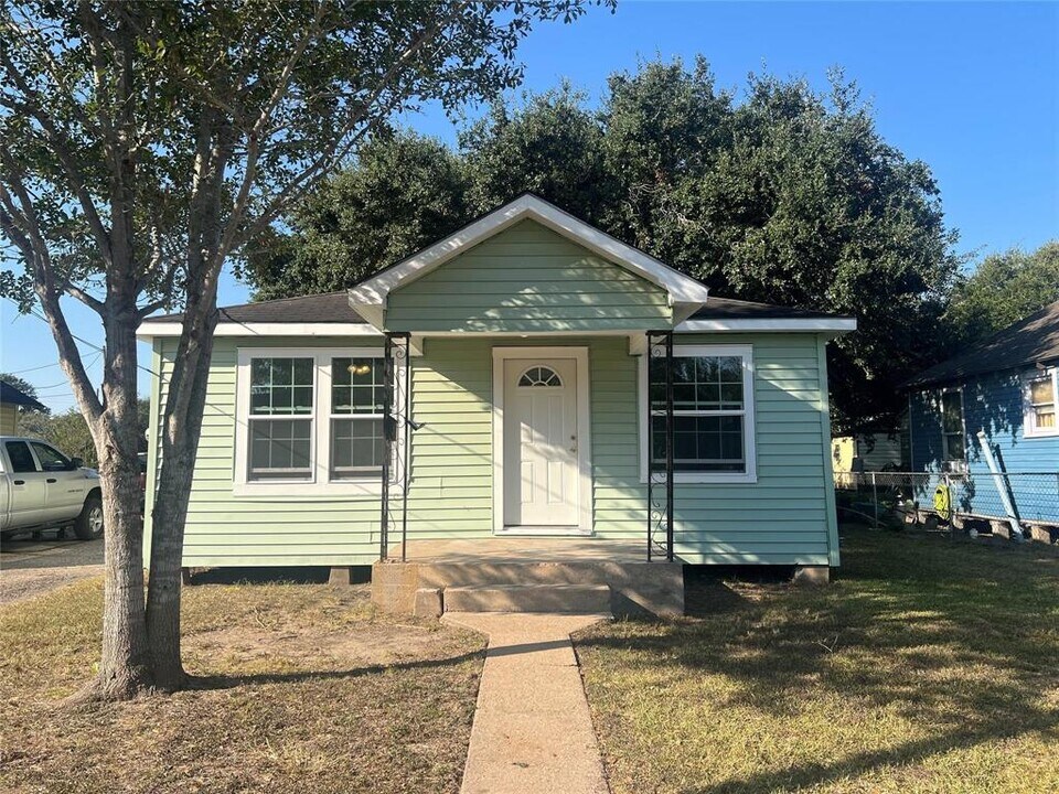 1003 Merchant St in El Campo, TX - Building Photo