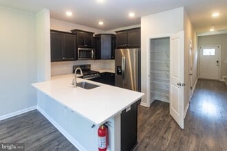 28 Peregrine Way in Burlington, NJ - Building Photo - Building Photo