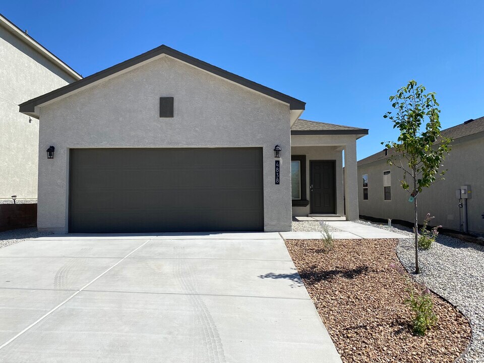 4838 Mount Salas St NE in Rio Rancho, NM - Foto de edificio