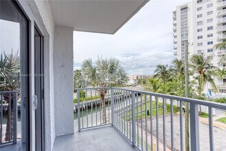 1674 Bay Rd in Miami Beach, FL - Building Photo - Building Photo