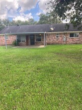 1812 Parkcrest St in Alvin, TX - Building Photo - Building Photo