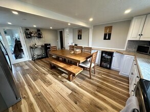 114 Lexington St, Unit 2 in Burlington, MA - Foto de edificio - Building Photo