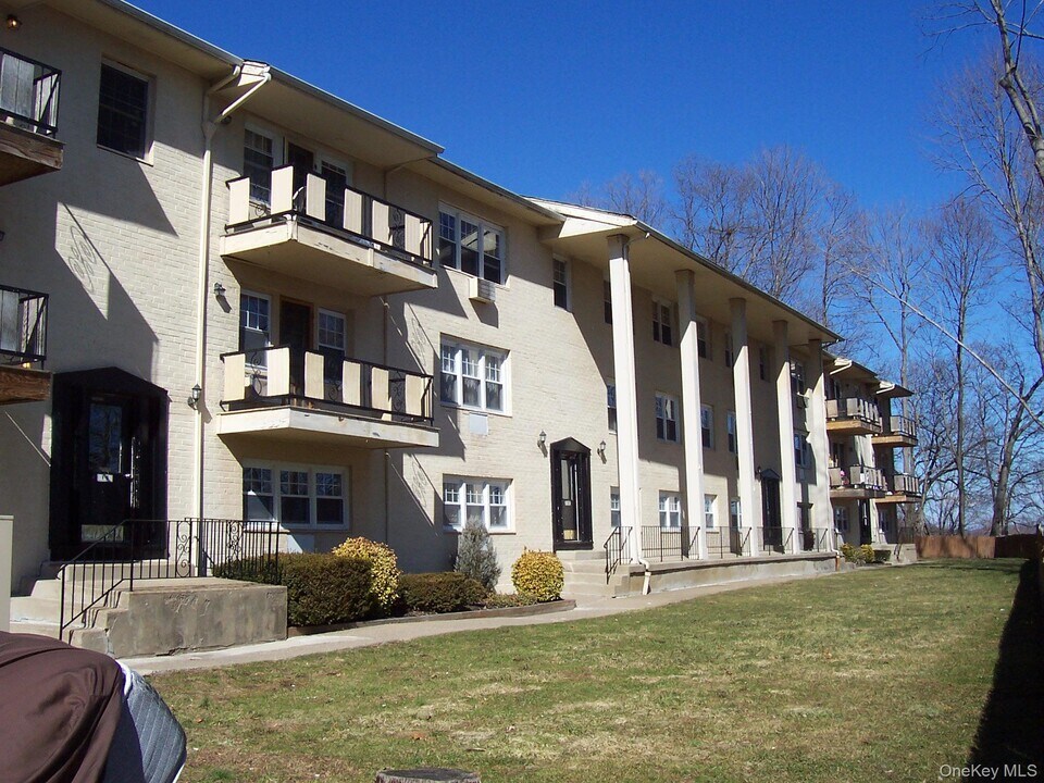 21 Pavilion Rd-Unit -15 in Suffern, NY - Building Photo