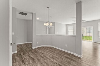 556 Dylan Dr in Avon, IN - Foto de edificio - Building Photo