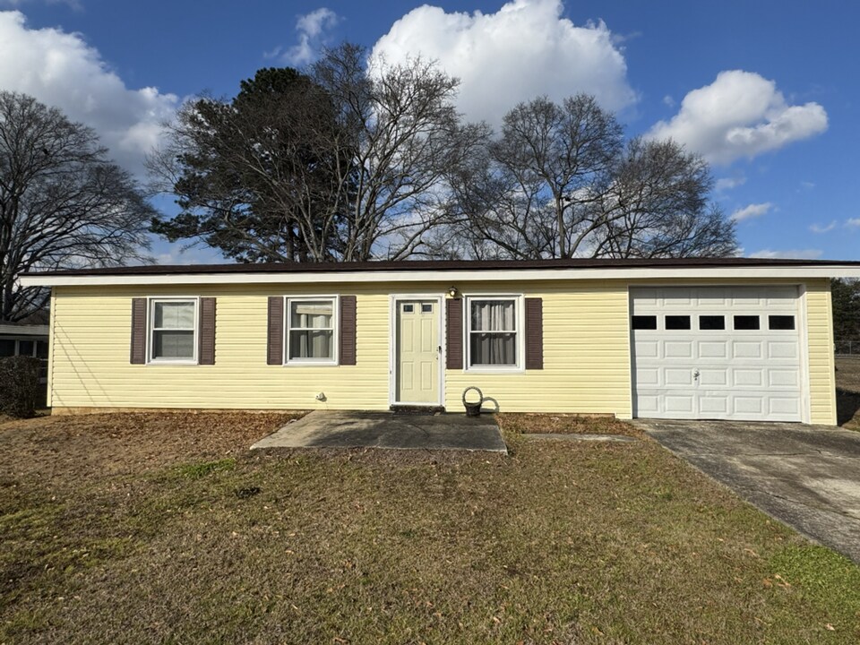806 S 11th St in Lanett, AL - Building Photo