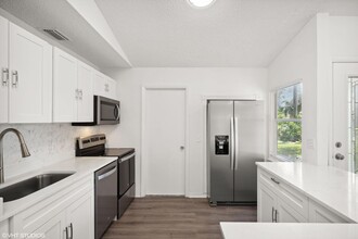 3438 SW Martin St in Port St. Lucie, FL - Foto de edificio - Building Photo